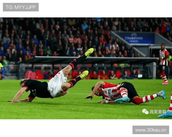 厄瓜多尔联赛球员遭飞铲骨折重伤